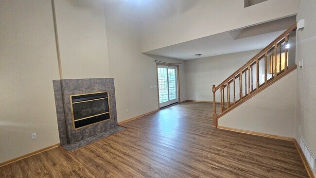 Foto del edificio - 2-Bed 1 bath Townhouse Retreat in Plymouth with Spacious 1208 Sq Ft Layout.