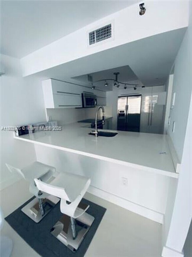 Foto del edificio - 555 NE 15th St