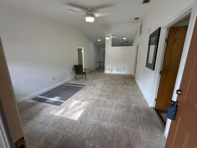 Foto del edificio - Updated 3-Bedroom Pool Home in Prime South...