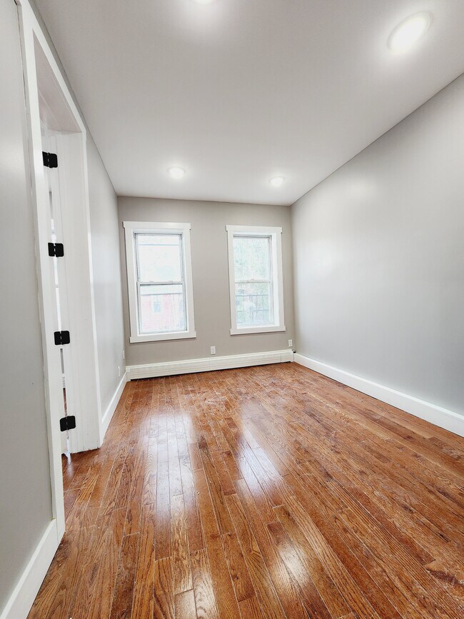 Fotografía del edificio - 949 W Side Ave