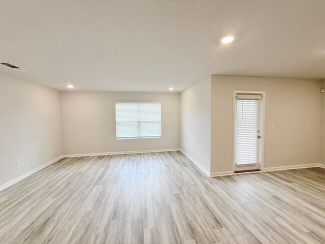 Foto del edificio - 4-Bedroom Home - Woodlands