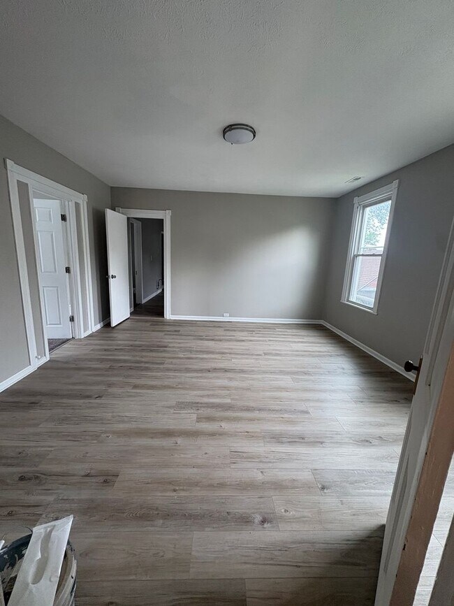 Building Photo - Lawn7100