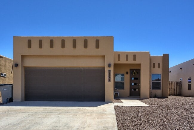 Building Photo - Beautiful home in the Eastside