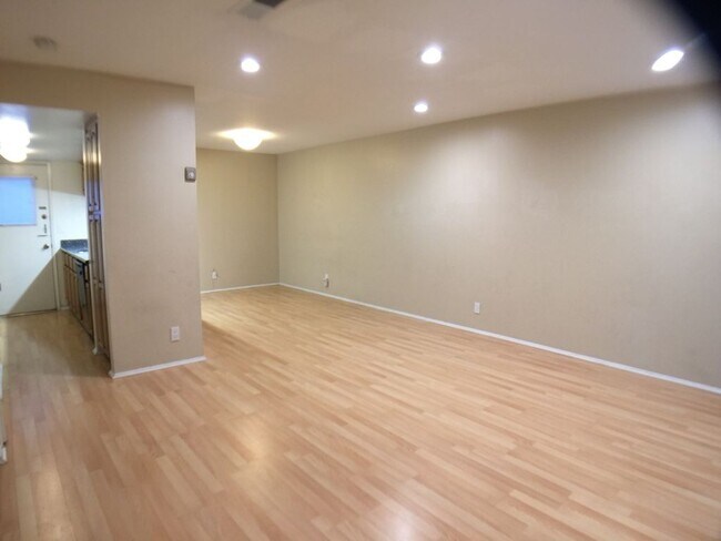 Building Photo - 235 Red Oak Dr W