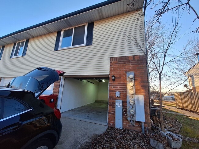 Building Photo - Charming Chesterfield Townhouse