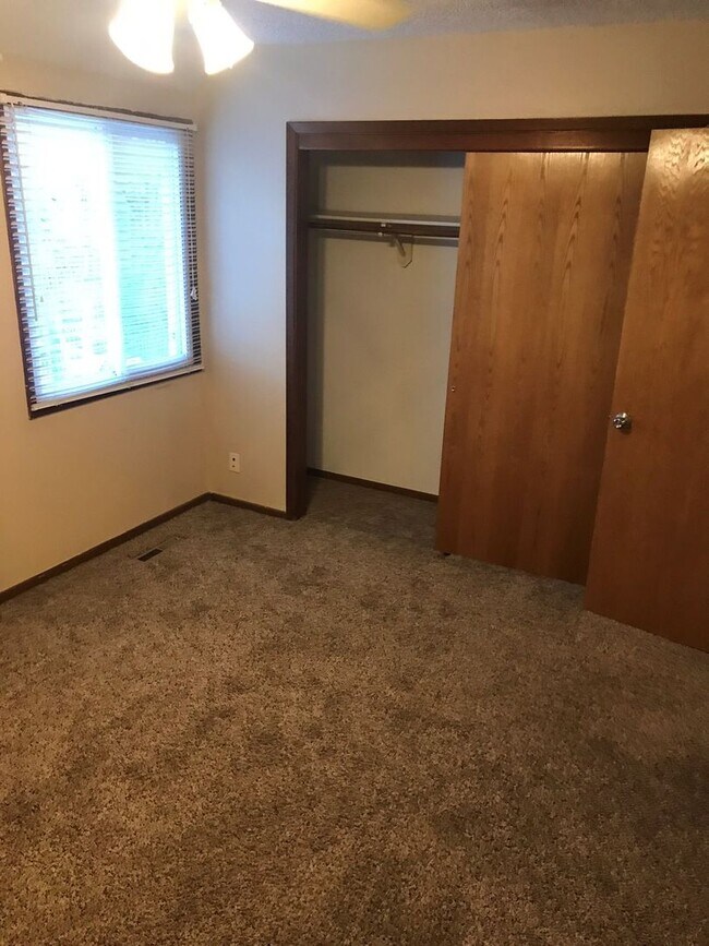 Foto del edificio - 2 bedroom townhouse close to campus-free p...