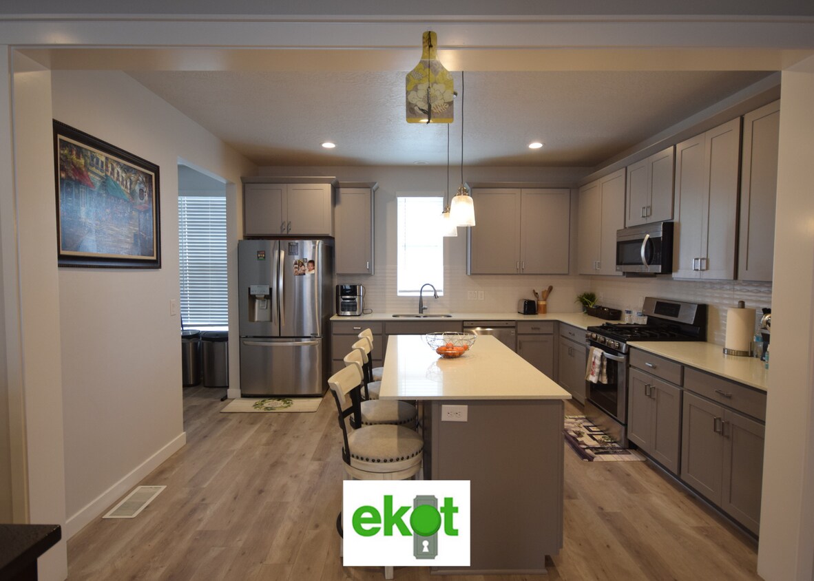 Foto principal - Spacious Townhome Near Shopping! 3 BD 2.5 BTH