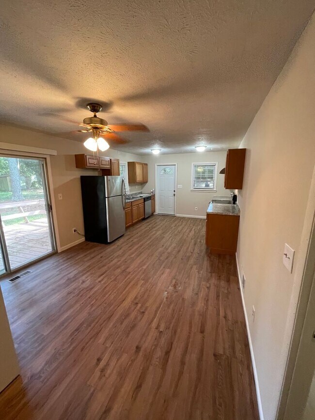 Foto del edificio - Three Bed/1.5 bath Split Level With Fenced...
