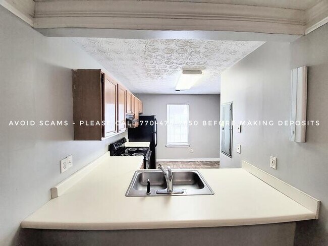 Building Photo - Renovated Spacious TH, Hardwoods on main, ...