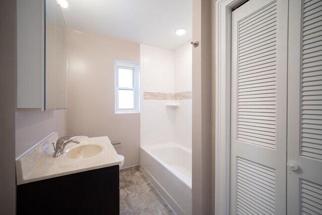 Foto del interior - Leonia Manor: In-Unit Washer & Dryer, Heat, Hot & Cold Water Included, Cat & Dog Friendly, and Wa...
