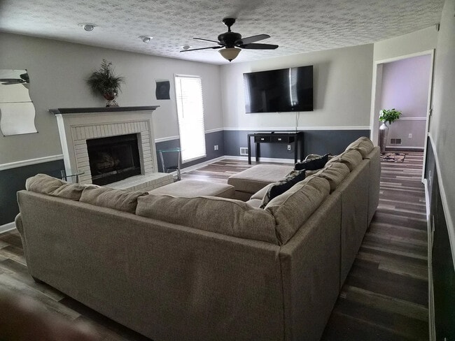 Foto del edificio - Room in Single Family Home on Hayes Ln