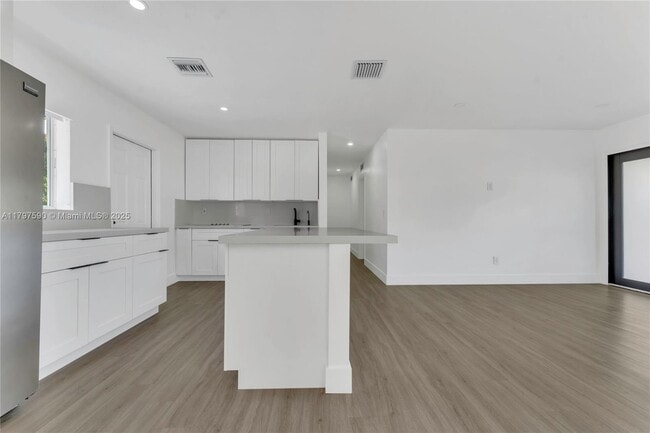 Foto del edificio - 6535 Miramar Pky