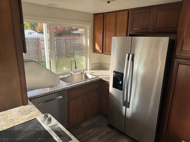 Building Photo - 754 Edgemont Way