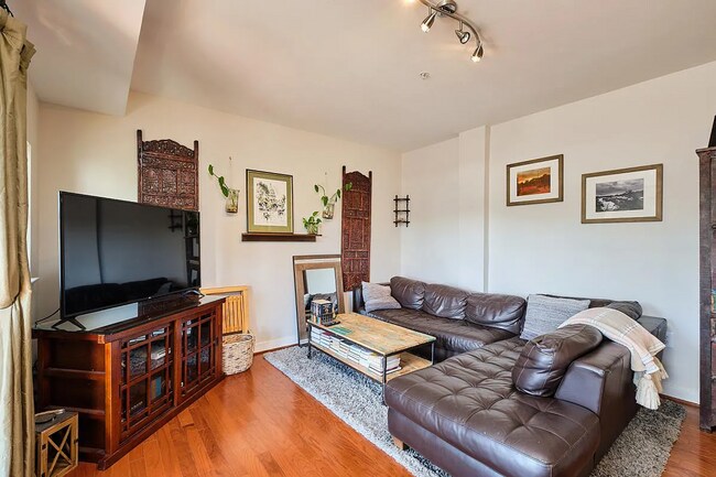 Building Photo - Amazing 2 BR/1 BA Condo in Clayton!