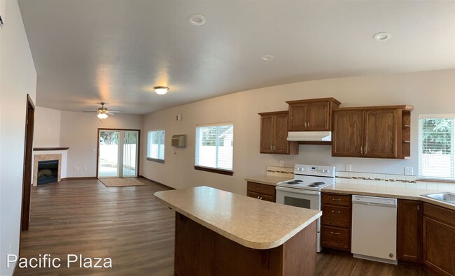 Building Photo - 2 br, 2 bath Apartment - 13914 E 14th Lane