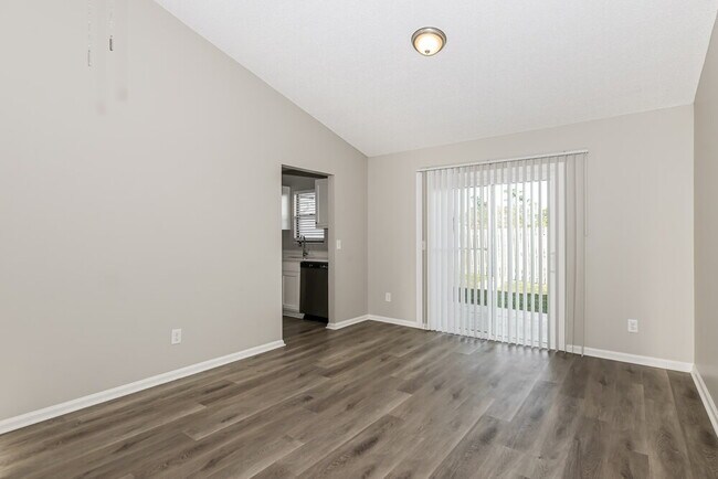 Foto del edificio - 2493 Bluffton Dr