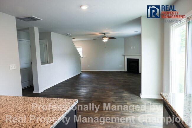Foto del edificio - Spacious Home w/Open Living, Fireplace, Fenced Yard & Solar Panels
