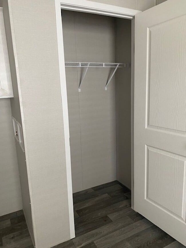 Building Photo - New 1 Bedroom 1 bathroom
