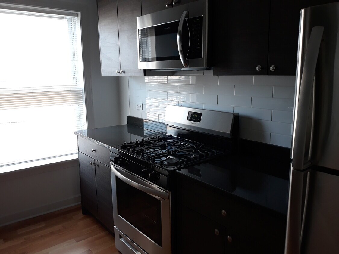 Primary Photo - 1644 W Pratt Blvd