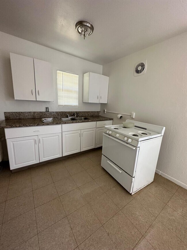 Foto del edificio - 3143 E Clay Ave