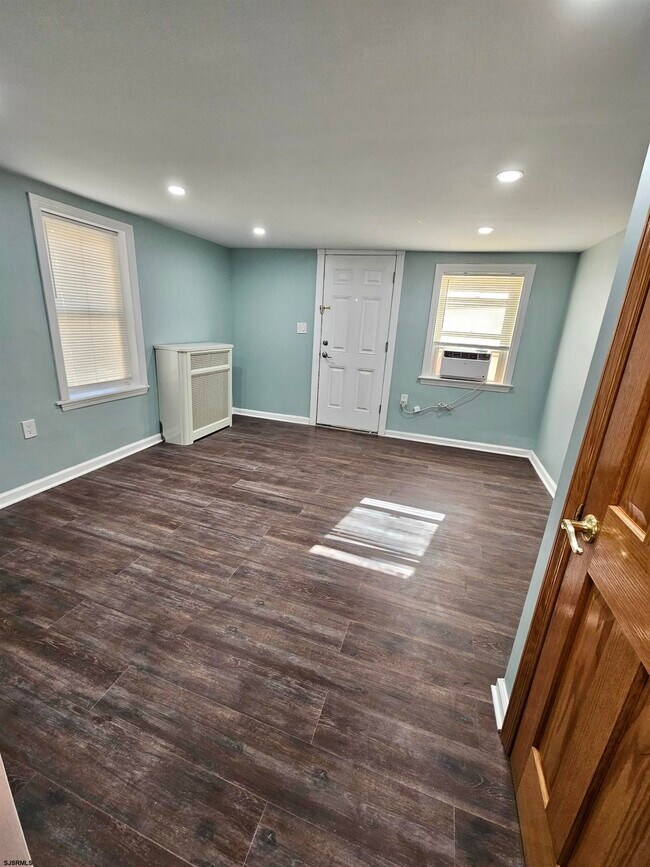 Building Photo - 9 S Laclede Pl