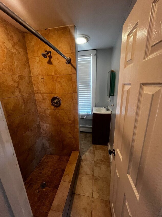 Foto del edificio - CHARLES AND HARVARD REALTY LLC