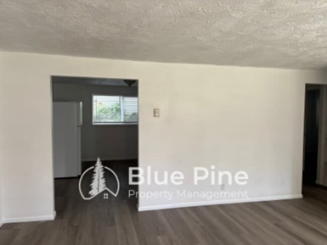 Building Photo - 411 Gladstone St