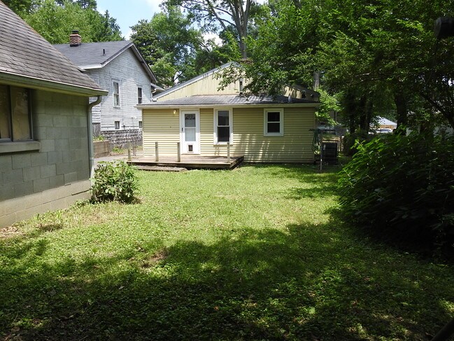 Building Photo - 1402 Huntoon Ave