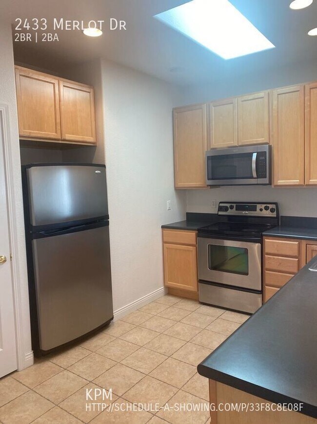 Building Photo - 2 BED | 2 BATH | TOWNHOME | SINGLE CAR GAR...