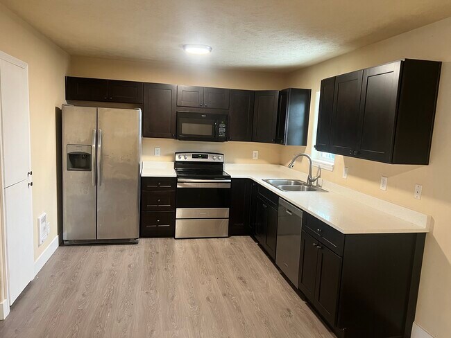 Building Photo - 33 E Lacrosse Ave