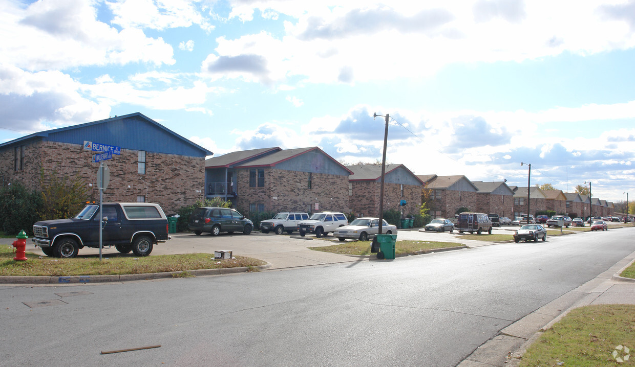 Building Photo - Sandstone Apartments