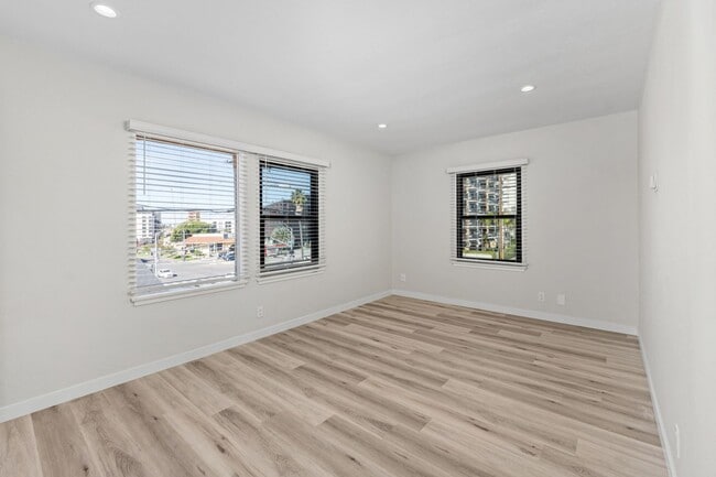 Building Photo - HILLCREST GREAT RENOVATED ONE BEDROOM APARTMENT.