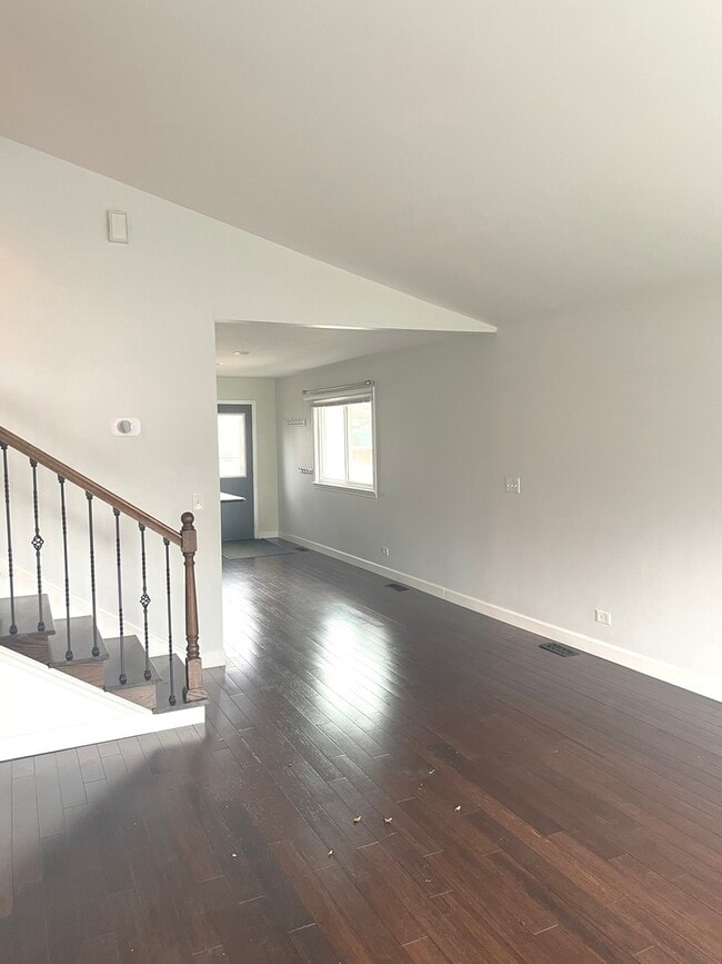 Building Photo - 566 Comstock Ave