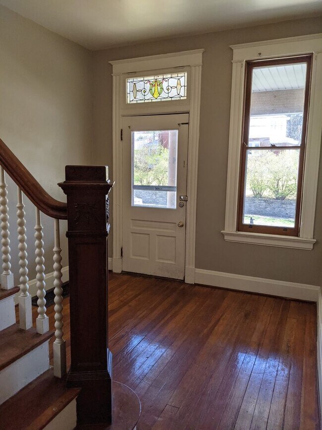 Building Photo - 2207 Scott St