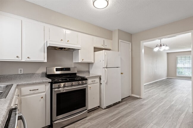 Building Photo - 233 W Tri Oaks Ln