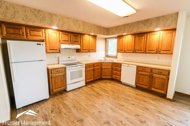 Foto del edificio - Stunning 2 bedroom duplex in West Manhattan! Large back deck provides beautiful view of Flint Hills!