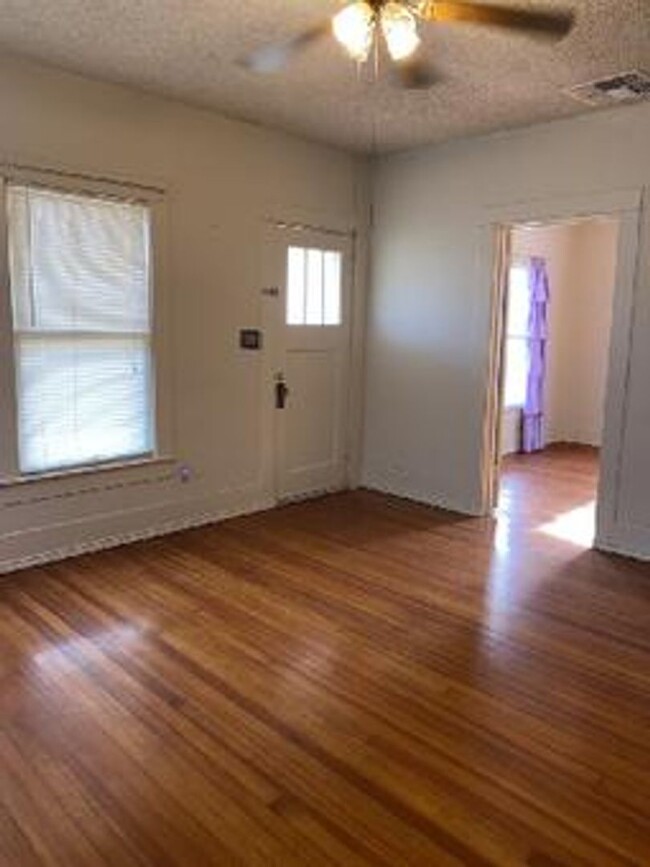 Building Photo - SPACIOUS 2 Bedroom 1 Bath Home!