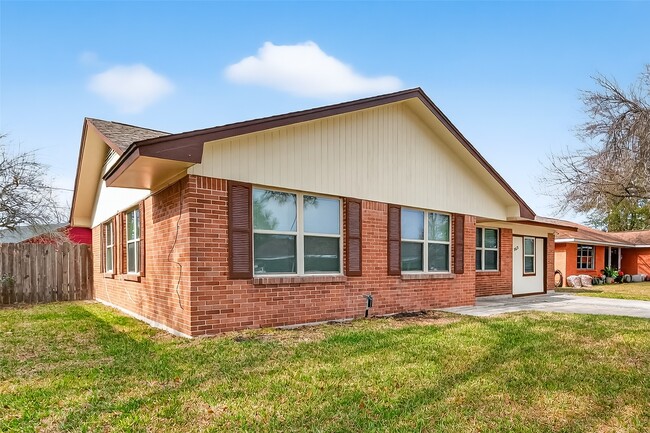 Building Photo - 3613 Truxton Dr