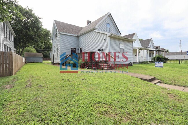 Building Photo - 818 S Barker Ave