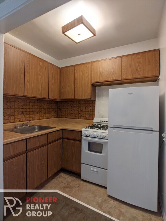 Foto del edificio - 737 W Belmont Ave
