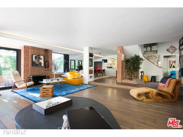 Foto del edificio - 8650 Pine Tree Pl