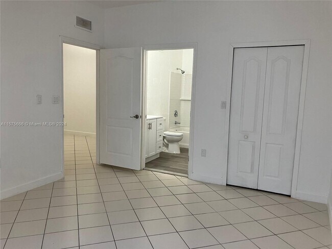 Building Photo - 1661 Southeast 28th Street Apt #107, Homes...