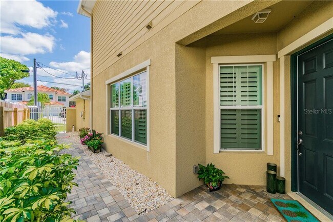 Building Photo - 307 S Arrawana Ave