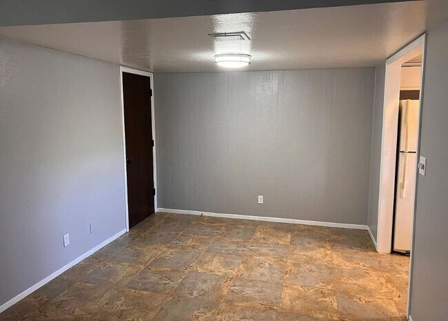 Foto del edificio - 1537 E Prince Rd