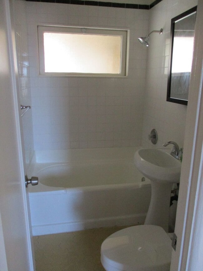 Building Photo - Kensington: 1 Bedroom 1 Bath