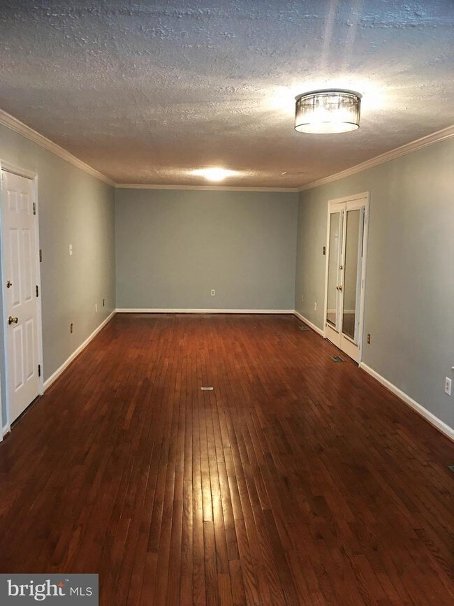 Building Photo - 6305 Woodcrest Dr