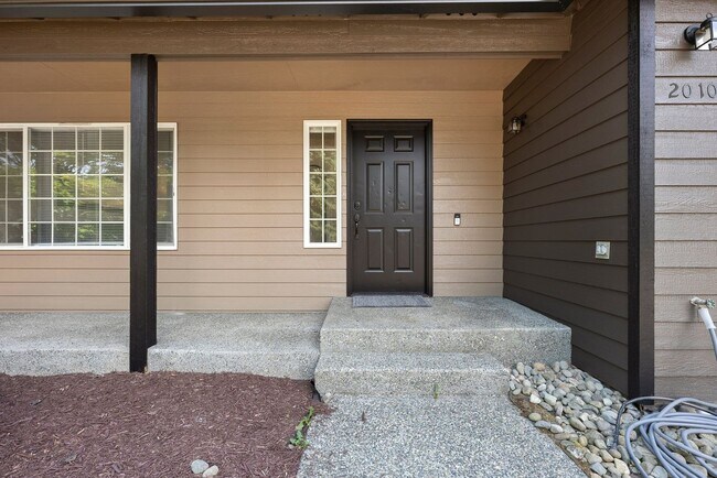 Building Photo - Fully Furnished 4 Bed Puyallup Home – Perf...