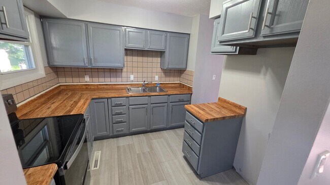 Foto del edificio - 10121 Hardesty Ave