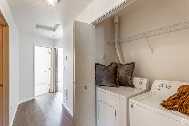 2BR, 2BA - 980 SF - Mountain View Apartments