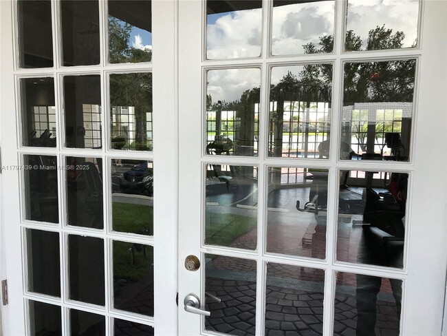 Foto del edificio - 2851 N Oakland Forest Dr